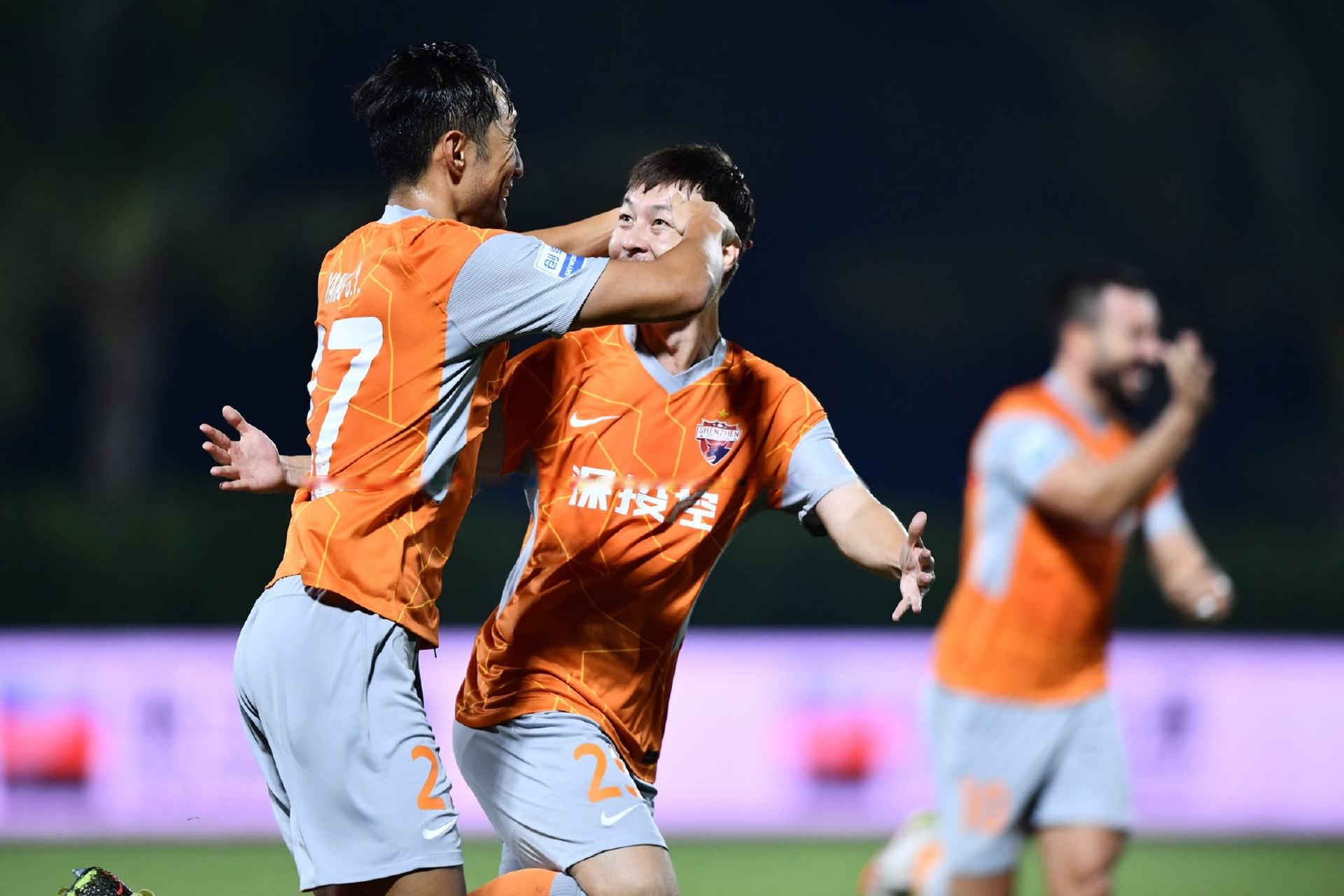 九游官网主页-包含赛地聚焦——欧冠今晨热度飙升，深圳男篮队长鼓劲，球迷炸锅，阵容厚度经受考验的词条